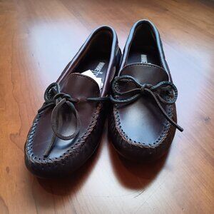 Minnetonka Women's Classic Driving Moccasin in Dark Brown Leather
